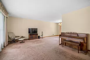 1305 E Sanborn Dr, Palatine, IL 60074 - Photo 4