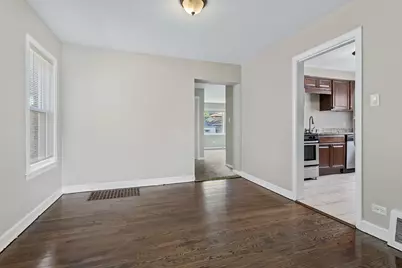9121 S Utica Avenue, Evergreen Park, IL 60805 - Photo 4