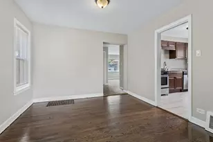 9121 S Utica Ave, Evergreen Park, IL 60805 - Photo 4