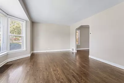 9121 S Utica Avenue, Evergreen Park, IL 60805 - Photo 2