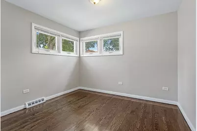 9121 S Utica Avenue, Evergreen Park, IL 60805 - Photo 8