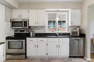 230 Windsor Ln, Willowbrook, IL 60527 - Photo 8