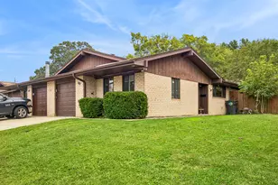 131 Innsbrook Dr, Streamwood, IL 60107 - Photo 2
