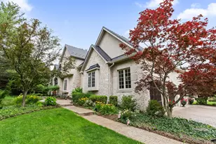610 Grant Ct, Burr Ridge, IL 60527 - Photo 2