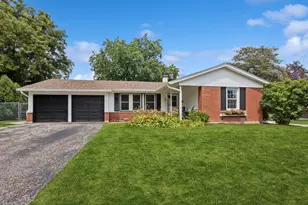 680 Brantwood Ct, Elk Grove Village, IL 60007 - Photo 2