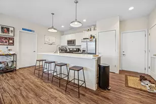 1045 W Cornelia Ave, Chicago, IL 60657 - Photo 6