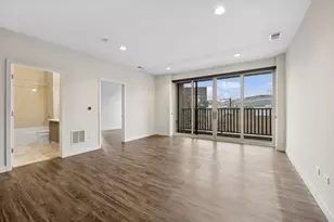1045 W Cornelia Ave, Chicago, IL 60657 - Photo 2