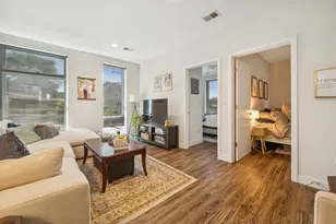 1045 W Cornelia Ave, Chicago, IL 60657 - Photo 2