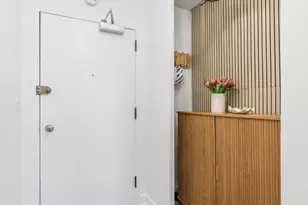 555 W Cornelia Ave, Chicago, IL 60657 - Photo 2