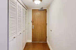 201 E Chestnut St, Chicago, IL 60611 - Photo 2