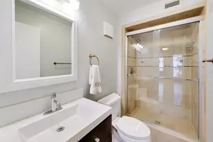 201 E Chestnut St, Chicago, IL 60611 - Photo 18