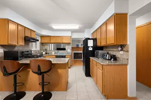 674 Maple Dr, Streamwood, IL 60107 - Photo 8