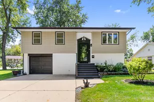 543 Ridge Cir, Streamwood, IL 60107 - Photo 1