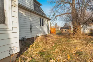 206 W 1st St, Lostant, IL 61334 - Photo 6