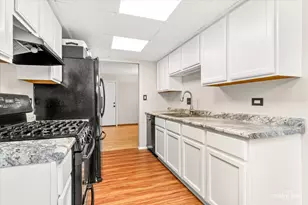 30W375 Pinehurst Dr, Naperville, IL 60563 - Photo 10