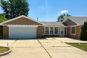 9405 S 76th Ct, Hickory Hills, IL 60457 - Photo 2