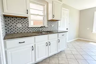 9405 S 76th Ct, Hickory Hills, IL 60457 - Photo 8