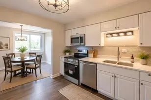 450 Raintree Ct, Glen Ellyn, IL 60137 - Photo 8