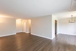 450 Raintree Ct, Glen Ellyn, IL 60137 - Photo 4