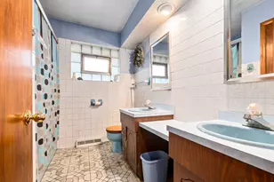 11109 S Ave J, Chicago, IL 60617 - Photo 10