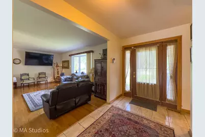 1100 S Cherrywood Drive S, Mount Prospect, IL 60056 - Photo 4