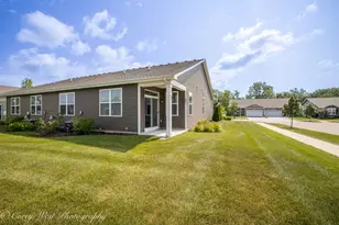 930 Fitzwilliam Wy, North Aurora, IL 60542 - Photo 6