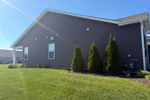 930 Fitzwilliam Wy, North Aurora, IL 60542 - Photo 2