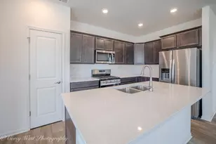 930 Fitzwilliam Wy, North Aurora, IL 60542 - Photo 18