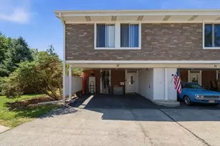 27 Cour Deauville, Palos Hills, IL 60465 - Photo 1