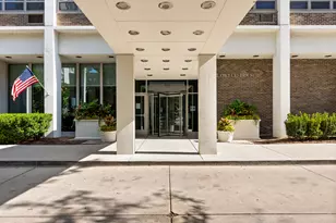 88 W Schiller St, Chicago, IL 60610 - Photo 2
