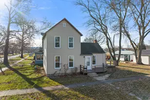 201 W Chestnut St, Fairbury, IL 61739 - Photo 2