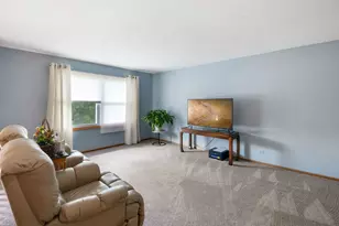 706 Greenbriar Ln, Lindenhurst, IL 60046 - Photo 2