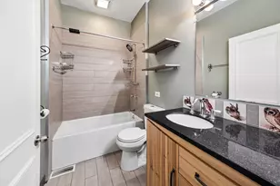 3717 N Pine Grove Ave, Chicago, IL 60613 - Photo 32