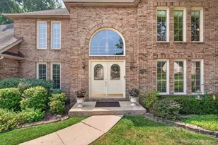 425 Brentwood Ct, Roselle, IL 60172 - Photo 2