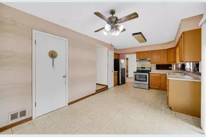 160 Chatham Lane, Roselle, IL 60172 - Photo 6