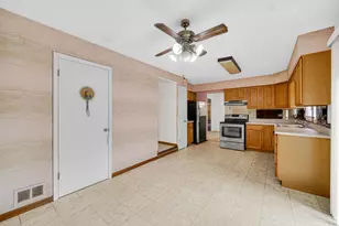 160 Chatham Ln, Roselle, IL 60172 - Photo 6