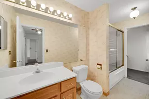 160 Chatham Ln, Roselle, IL 60172 - Photo 10