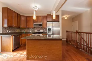 815 W Newport Ave, Chicago, IL 60657 - Photo 2