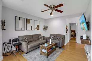 7401 N Hoyne Ave, Chicago, IL 60645 - Photo 4