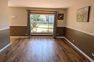1 Oak Meadow Ct, Streamwood, IL 60107 - Photo 4