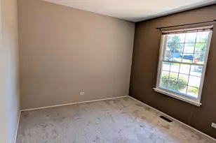 1 Oak Meadow Ct, Streamwood, IL 60107 - Photo 12