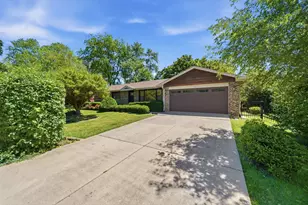 1801 N Iris Dr, Palatine, IL 60074 - Photo 2
