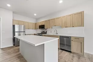 302 Miller Dr, North Aurora, IL 60542 - Photo 2