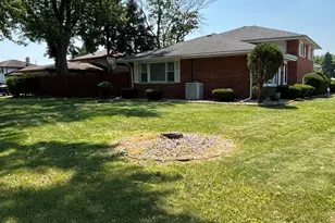 913 E 169th St, South Holland, IL 60473 - Photo 2