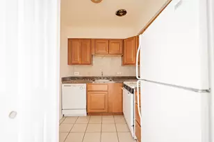 541 W Oakdale Ave, Chicago, IL 60657 - Photo 2