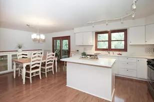 1985 Sandy Creek Dr, Elgin, IL 60123 - Photo 10
