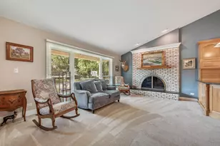 135 Cloverdale Ln, Schaumburg, IL 60194 - Photo 6