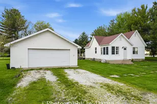 201 NW Lexington St, Iroquois, IL 60945 - Photo 4