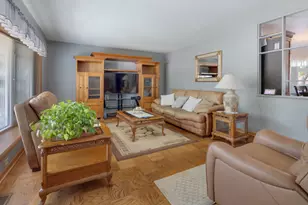 100 Woodcrest Ln, Elk Grove Village, IL 60007 - Photo 2
