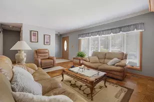 100 Woodcrest Ln, Elk Grove Village, IL 60007 - Photo 4